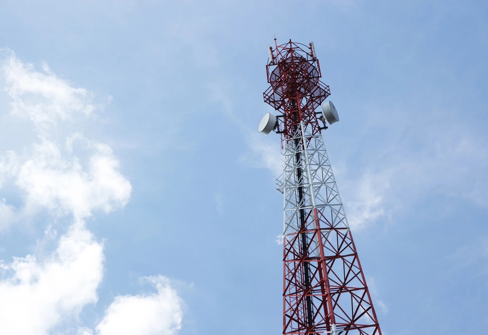 telecommunications-antenna-radio-television-telephone-with-cloud-blue-sky-2_resultat